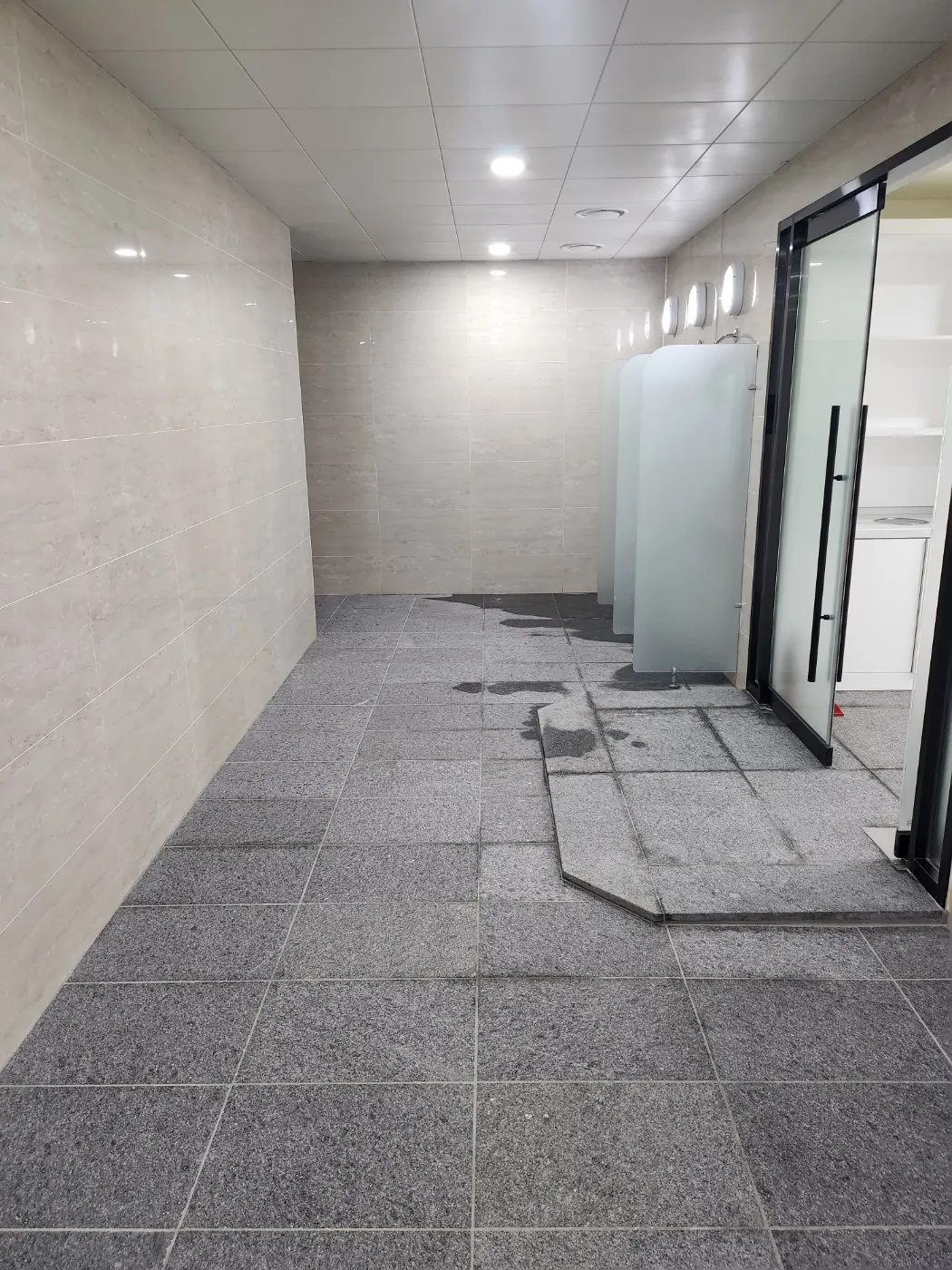 바닥 마감 상태 — 장수군 목욕탕청소 현장