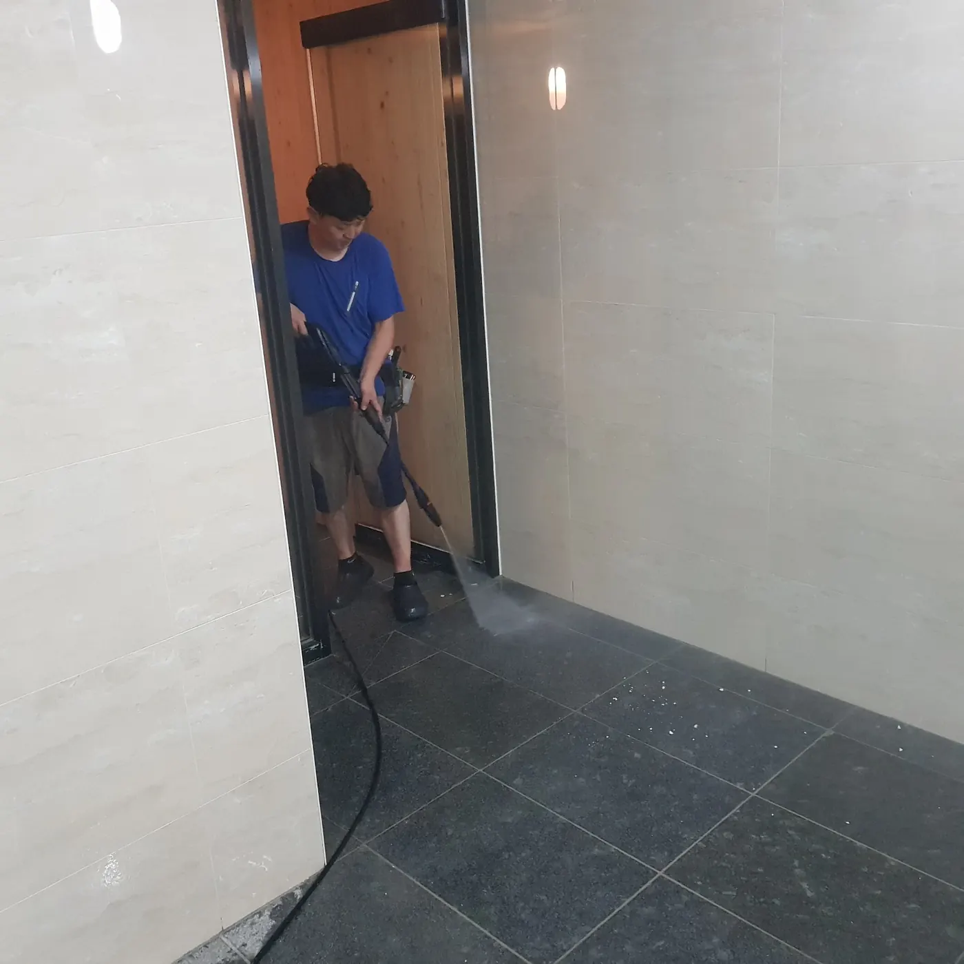 기계 세정 작업 — 덕천면 목욕탕청소 현장