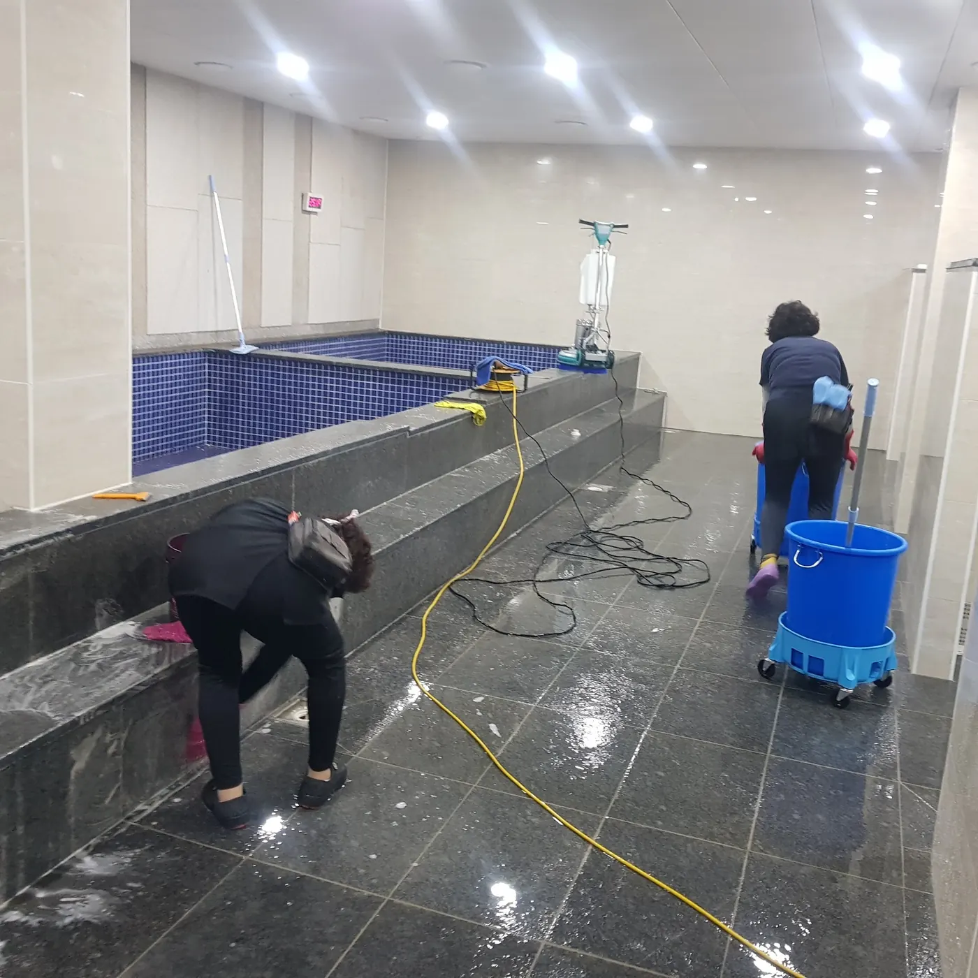 상동 목욕탕청소 시공 현장 — 탕 내부 세정