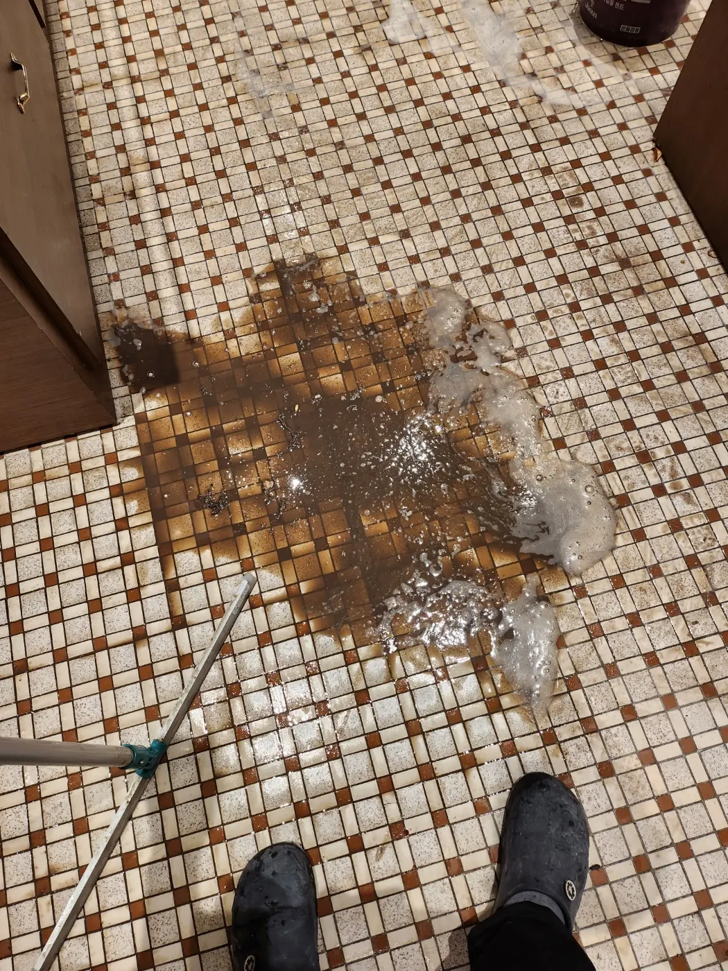 바닥 얼룩 제거 — 고창군 카페청소 현장