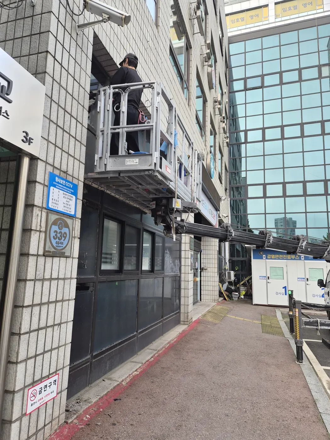 외부 유리 세정 — 부안군 외벽청소 현장