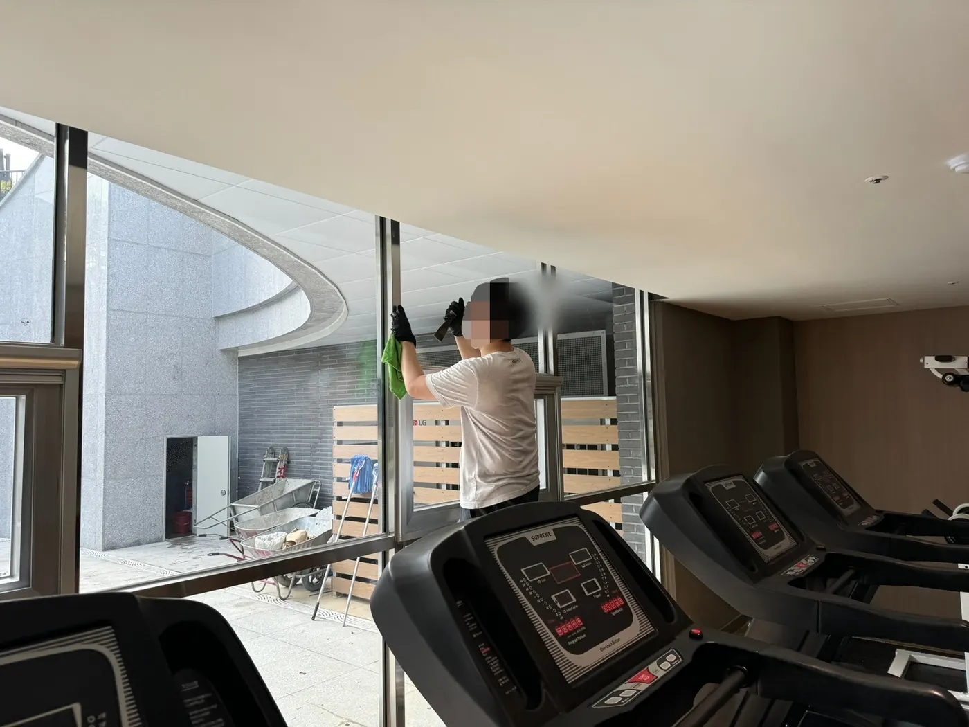 작업 진행 — 진안군 헬스장청소 현장