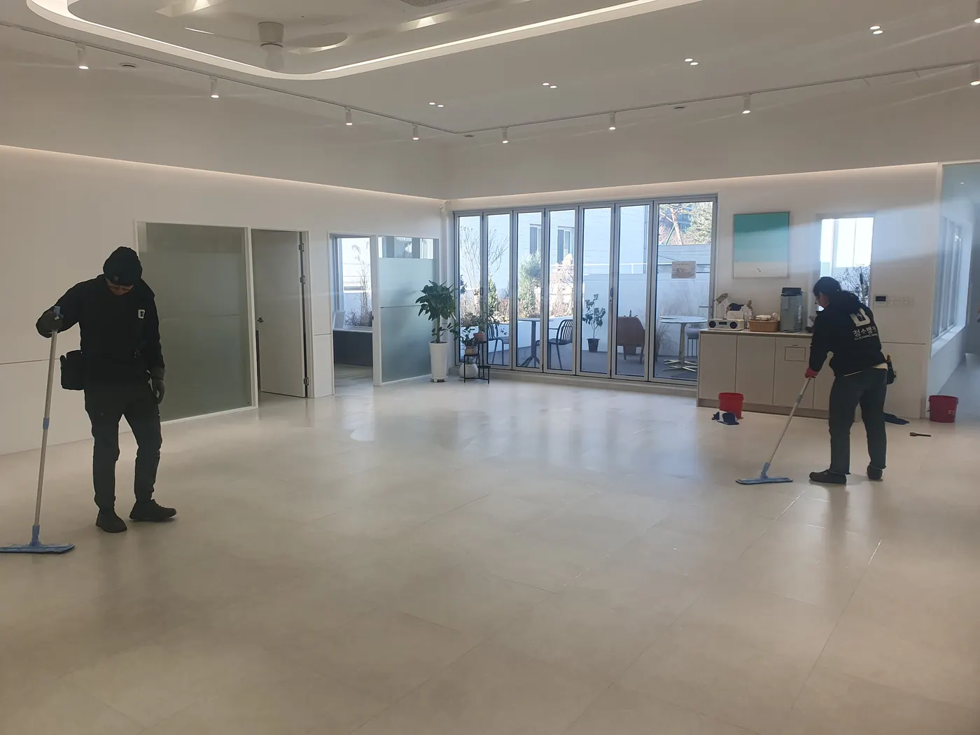 하모동 병원청소 시공 현장 — 접수 데스크 주변