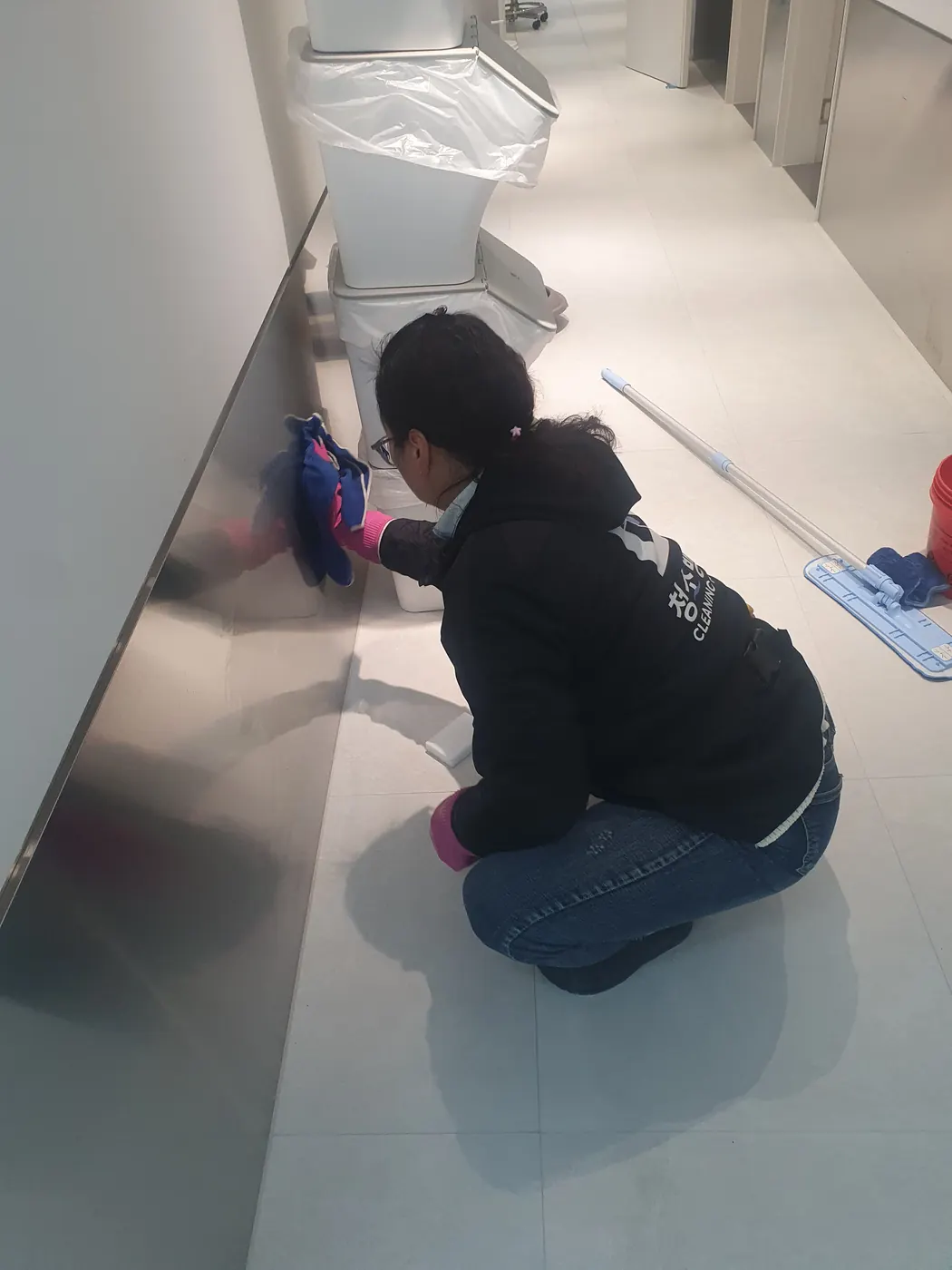 바닥 물걸레 마감 — 고창군 병원청소 현장