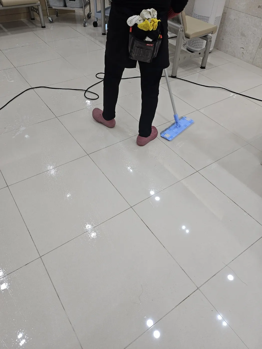 바닥 물걸레 마감 — 군산시 병원청소 현장