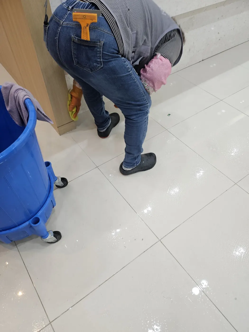 바닥 물걸레 마감 — 부안군 병원청소 현장