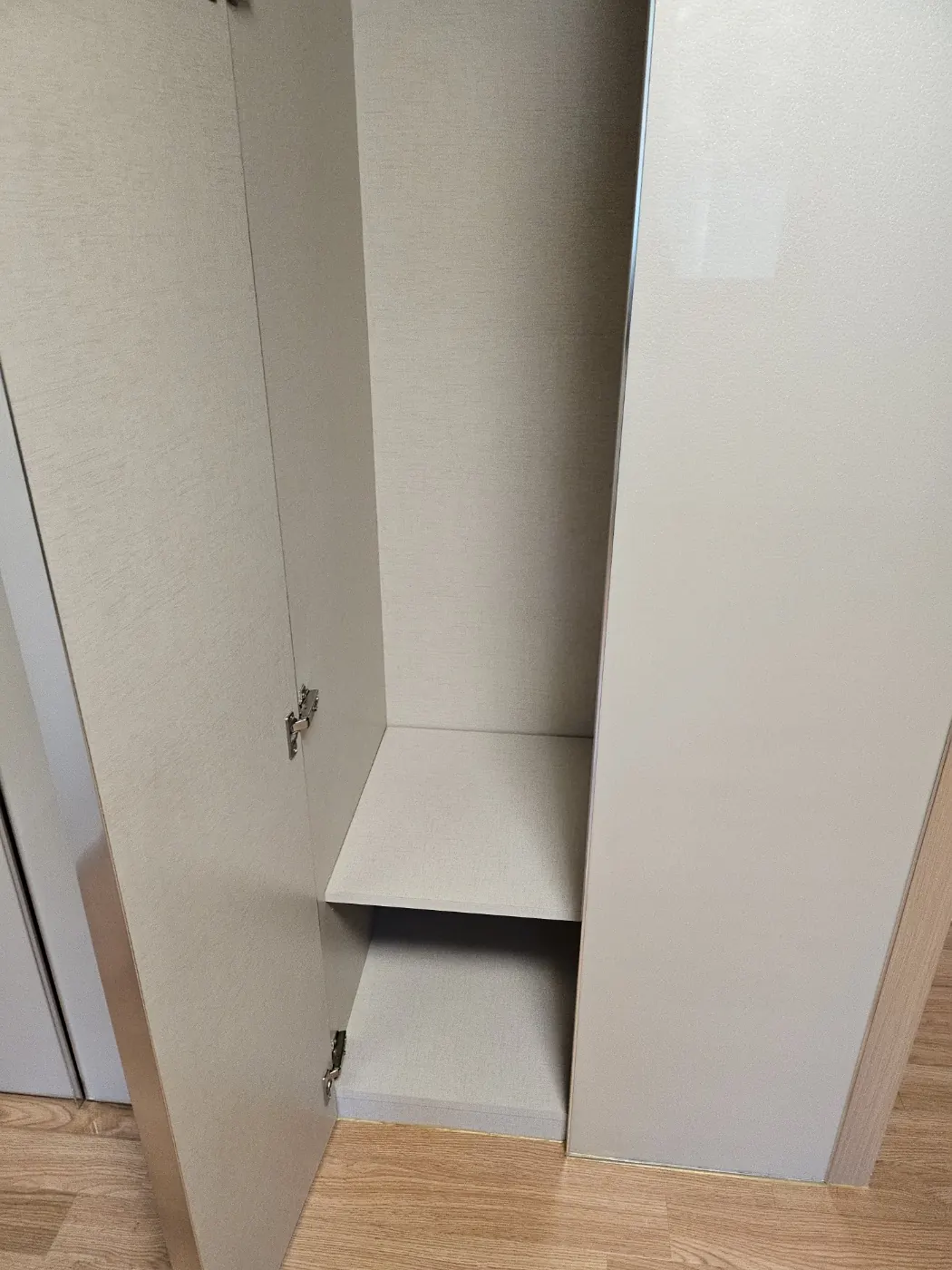 붙박이장 내부 — 완주군 입주청소 현장