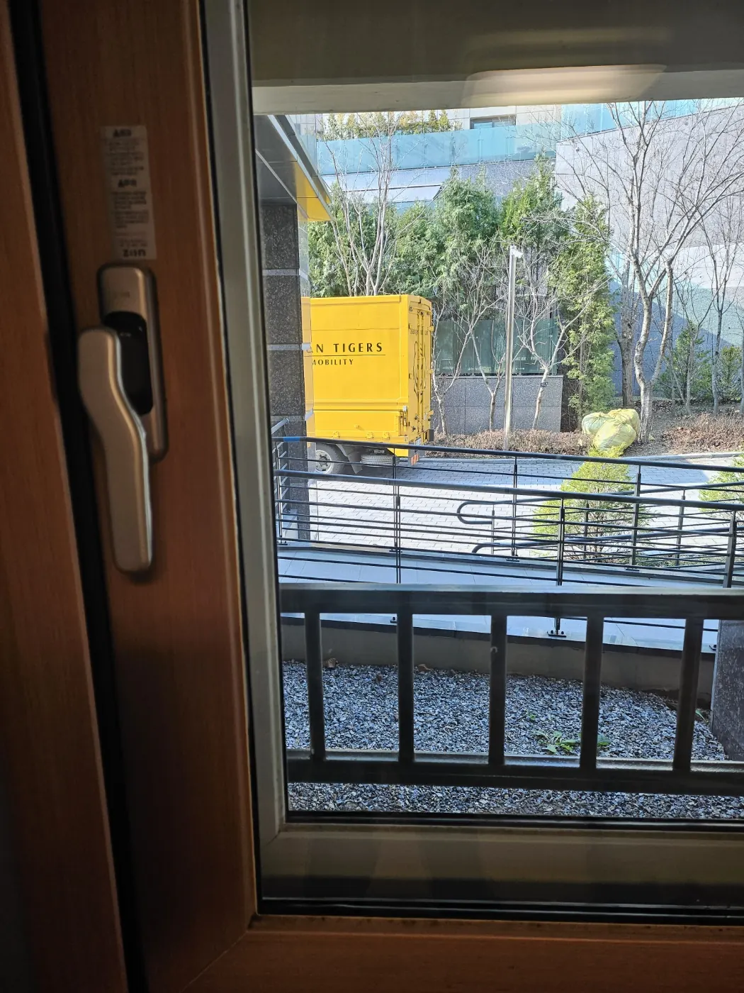 창틀 레일 청소 — 하모동 입주청소 현장