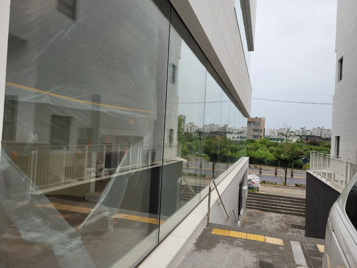 창호 마감 확인 — 남원시 준공청소 현장