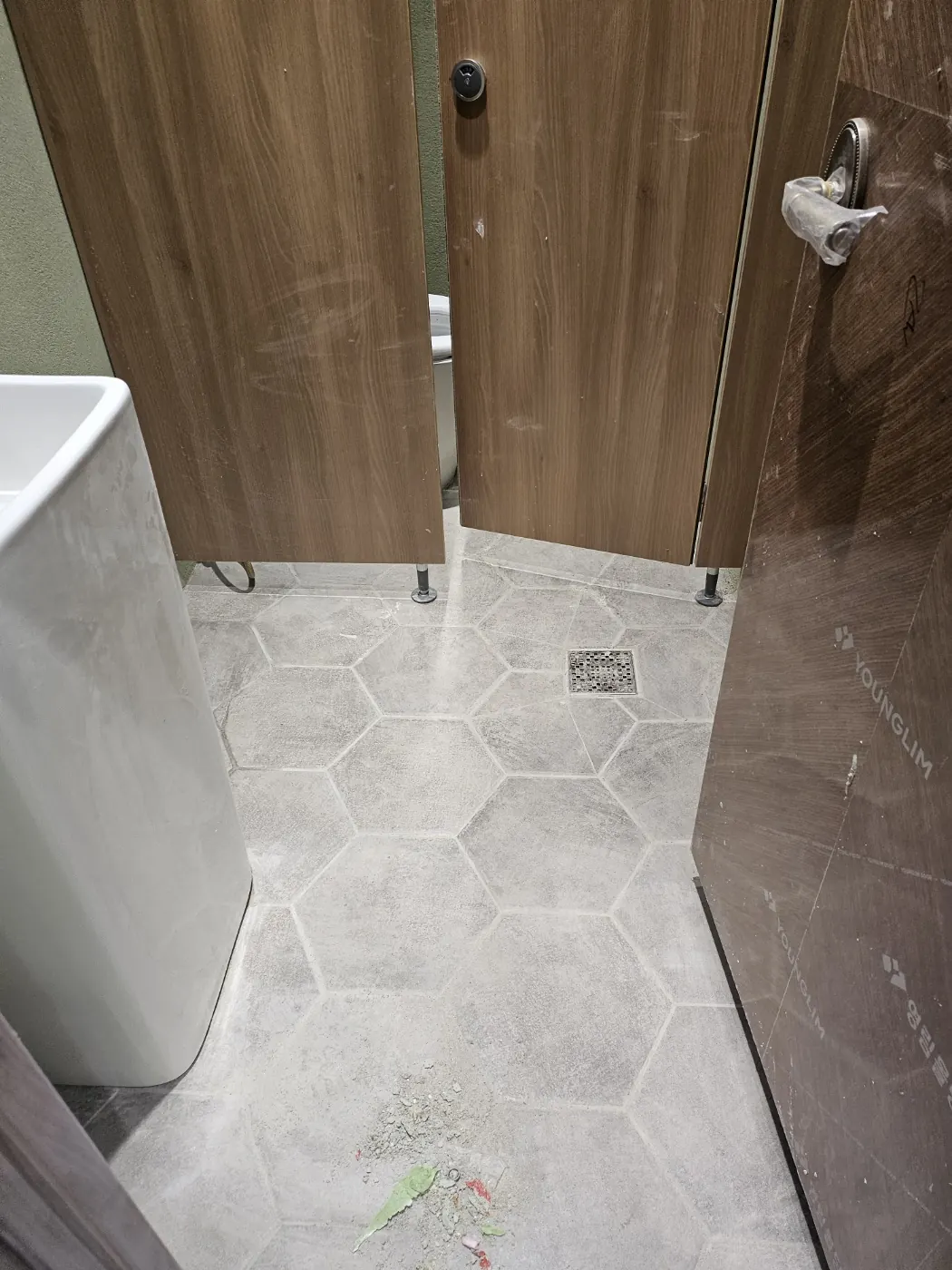 창호 마감 확인 — 과교동 준공청소 현장