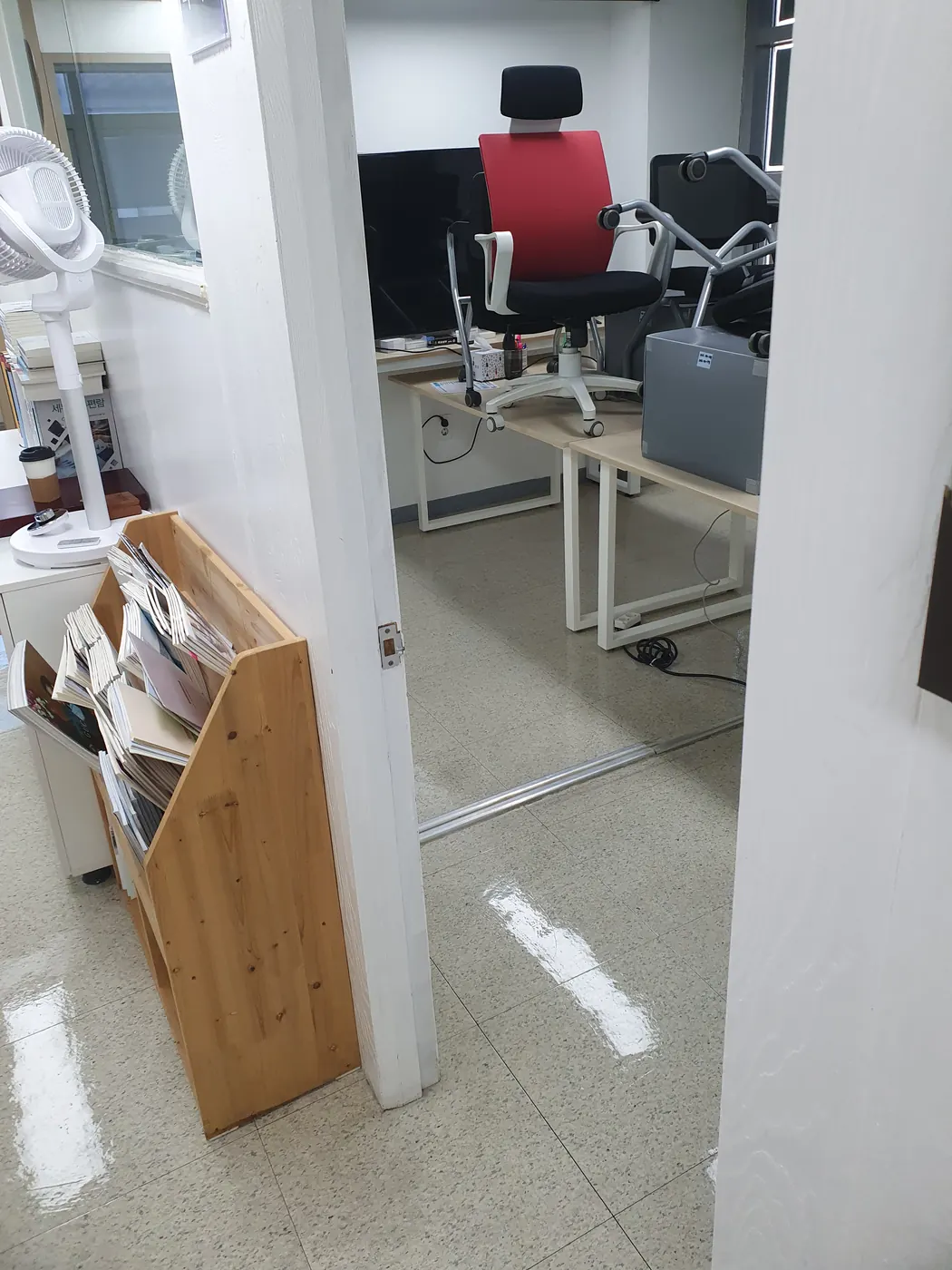 정읍시 사무실청소 시공 현장 — 복도 바닥 마감