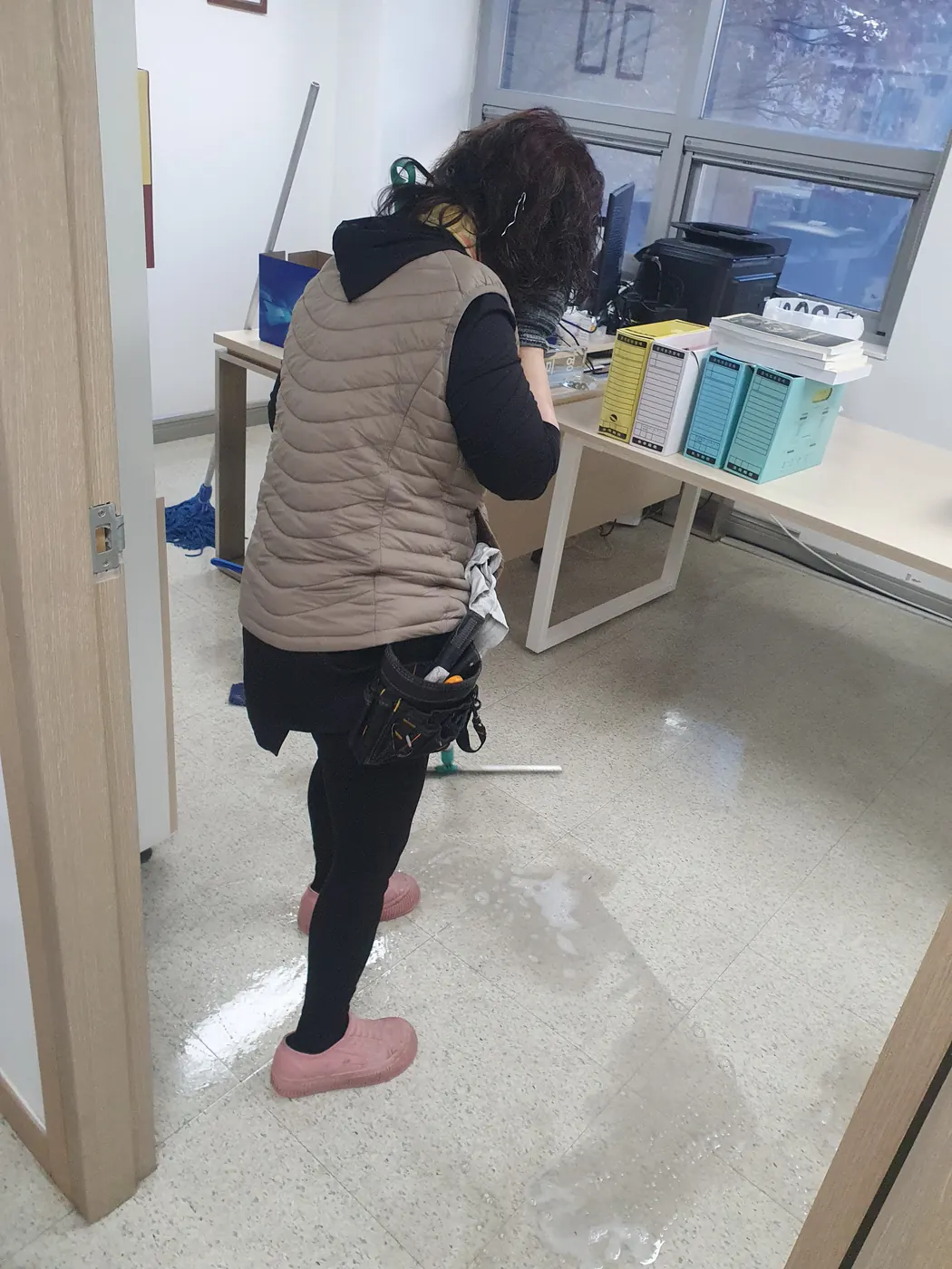 바닥 물걸레 마감 — 장수군 사무실청소 현장