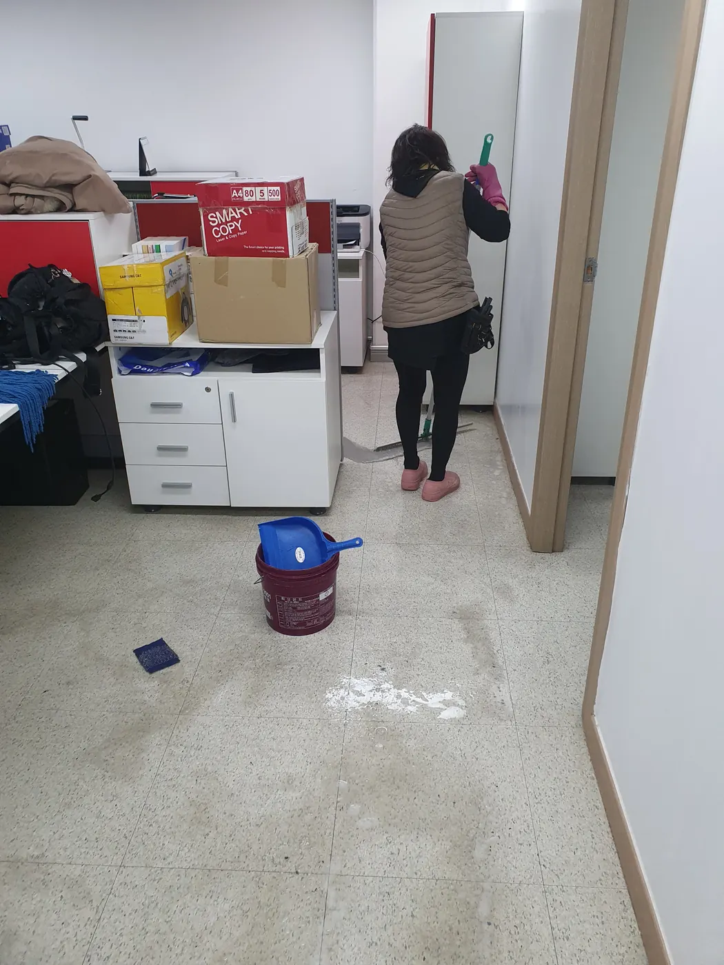 바닥 물걸레 마감 — 완주군 사무실청소 현장