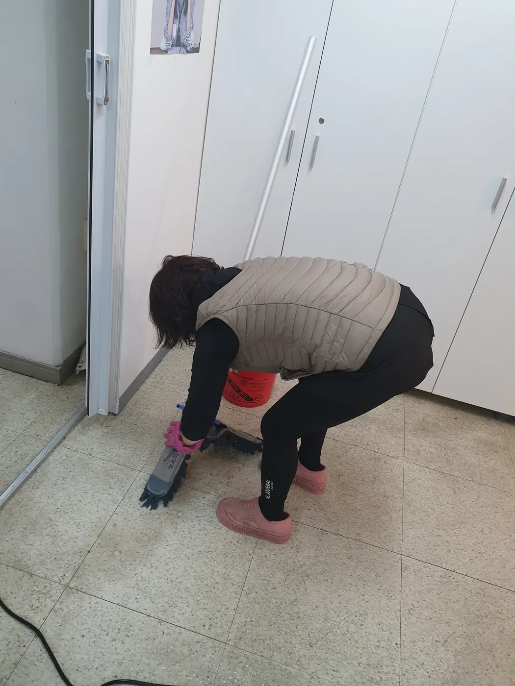 바닥 세정 진행 — 부안군 사무실청소 현장