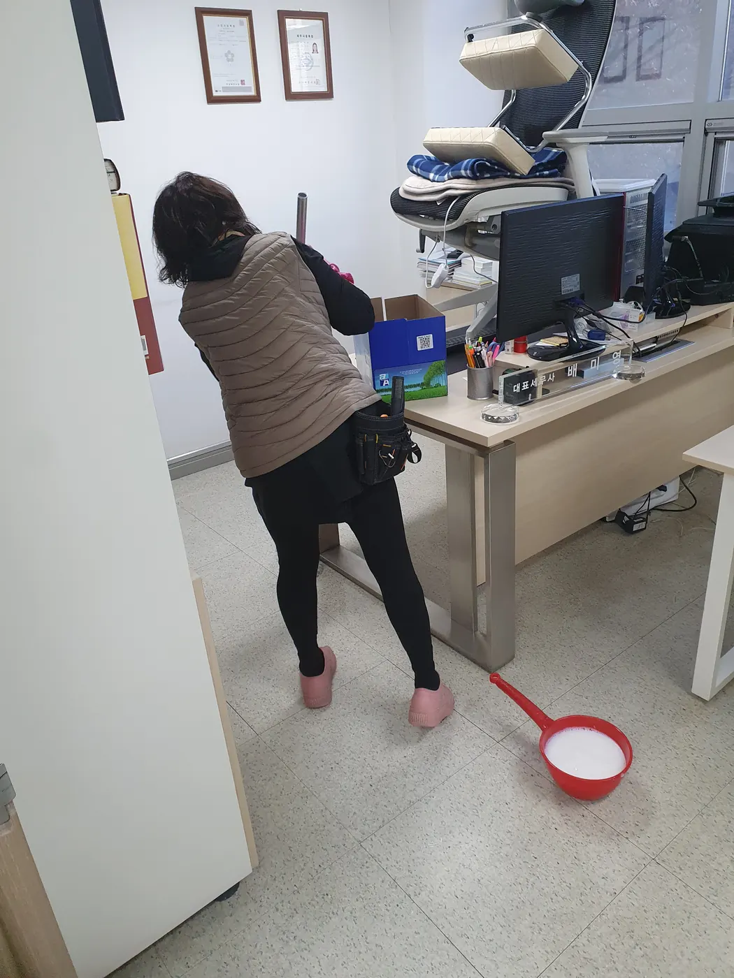 바닥 물걸레 마감 — 군산시 사무실청소 현장