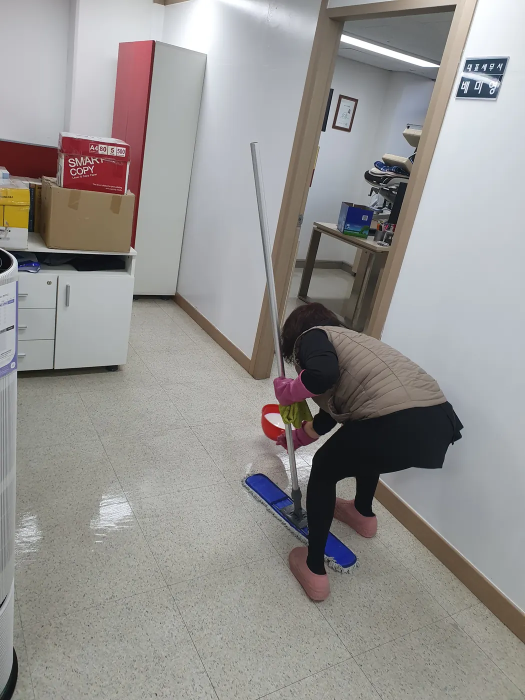 바닥 세정 진행 — 장수군 사무실청소 현장
