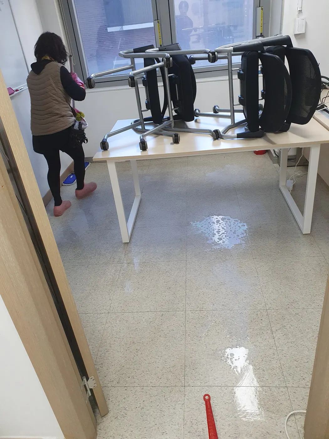 바닥 세정 진행 — 남원시 사무실청소 현장