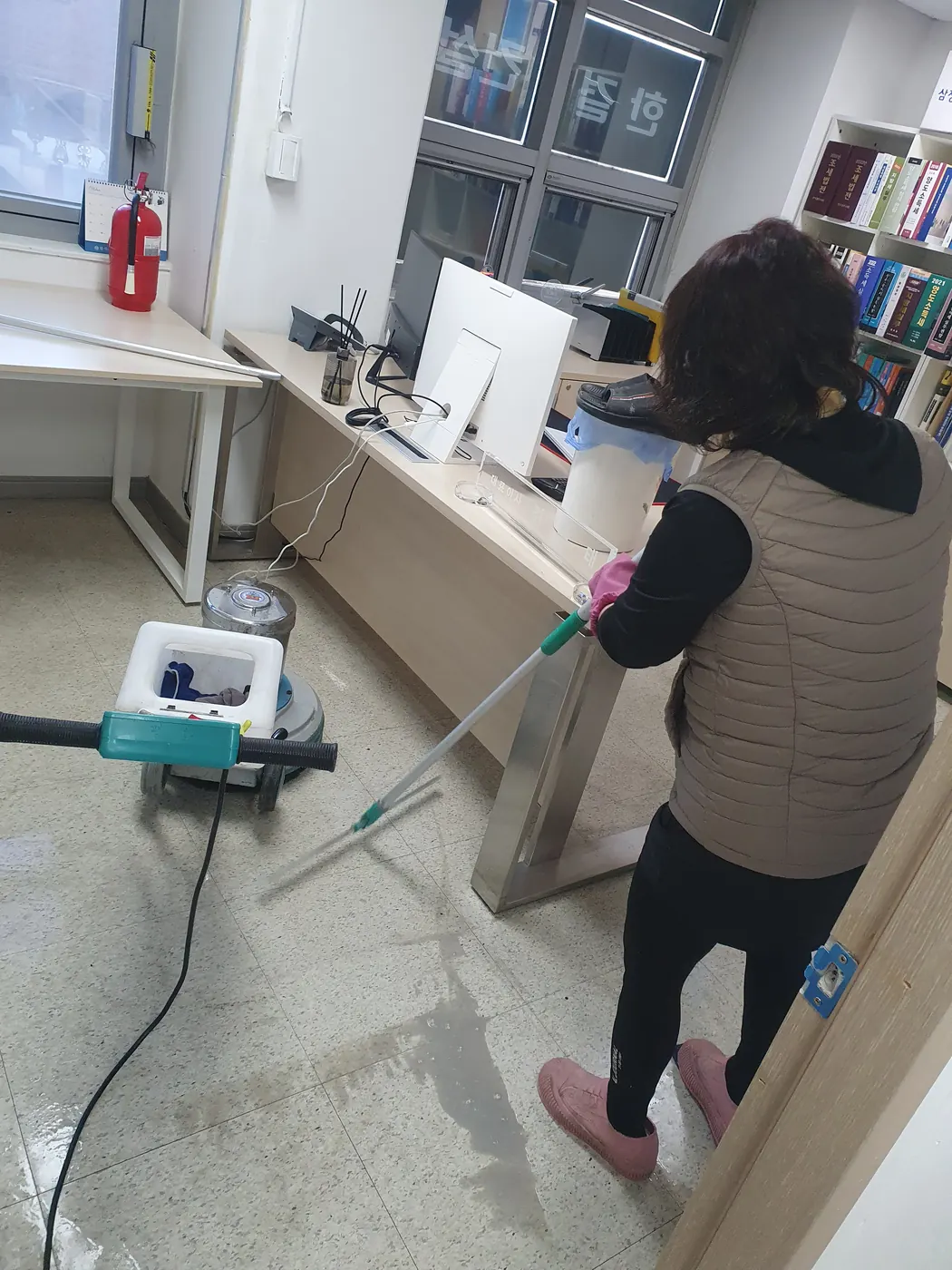 기계 세정 진행 — 남원시 사무실청소 현장