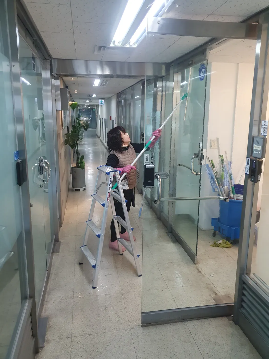 외부 유리 작업 — 임실군 사무실청소 현장