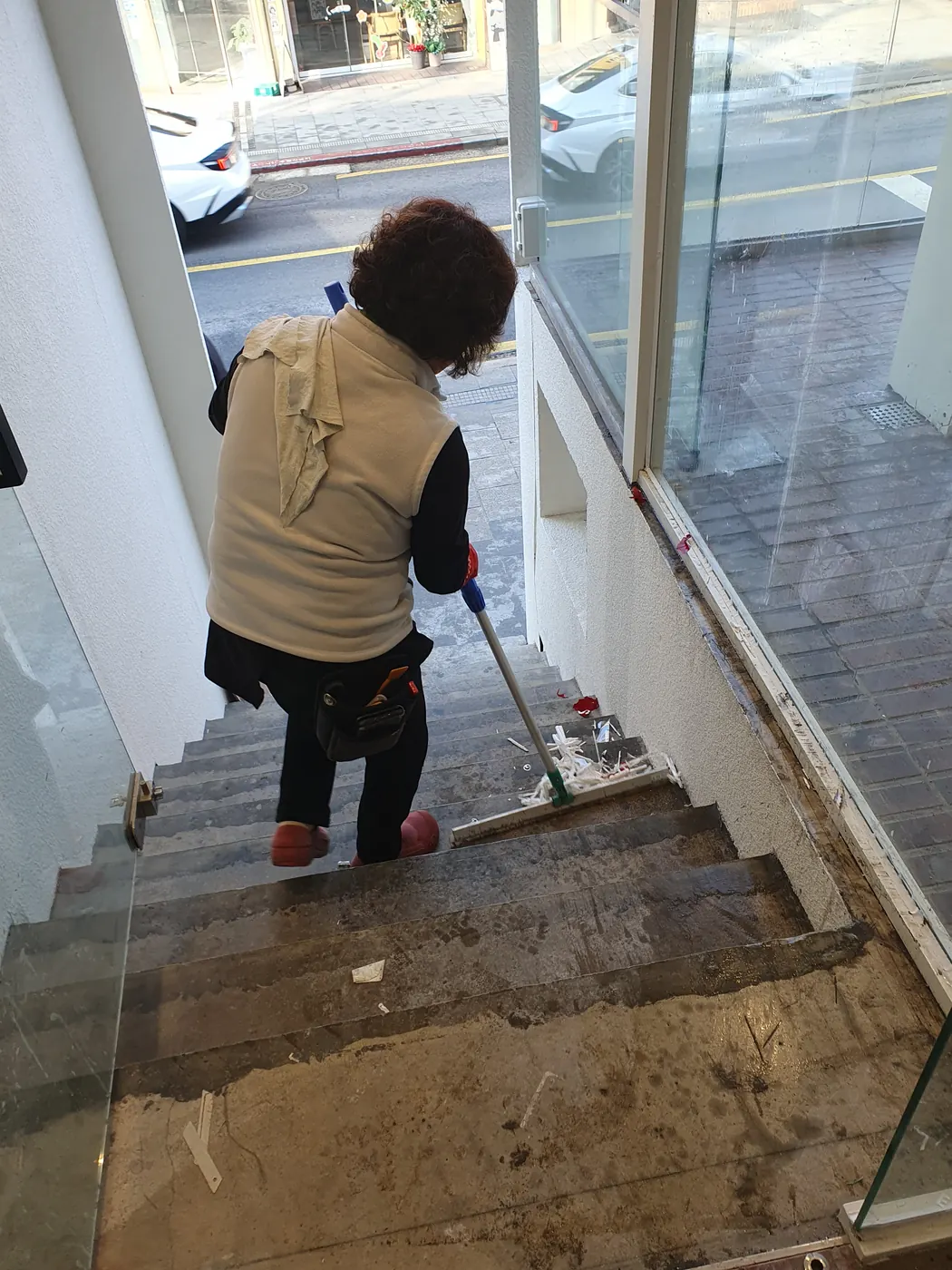 송산동 식당청소 시공 현장 — 주방 바닥 세정