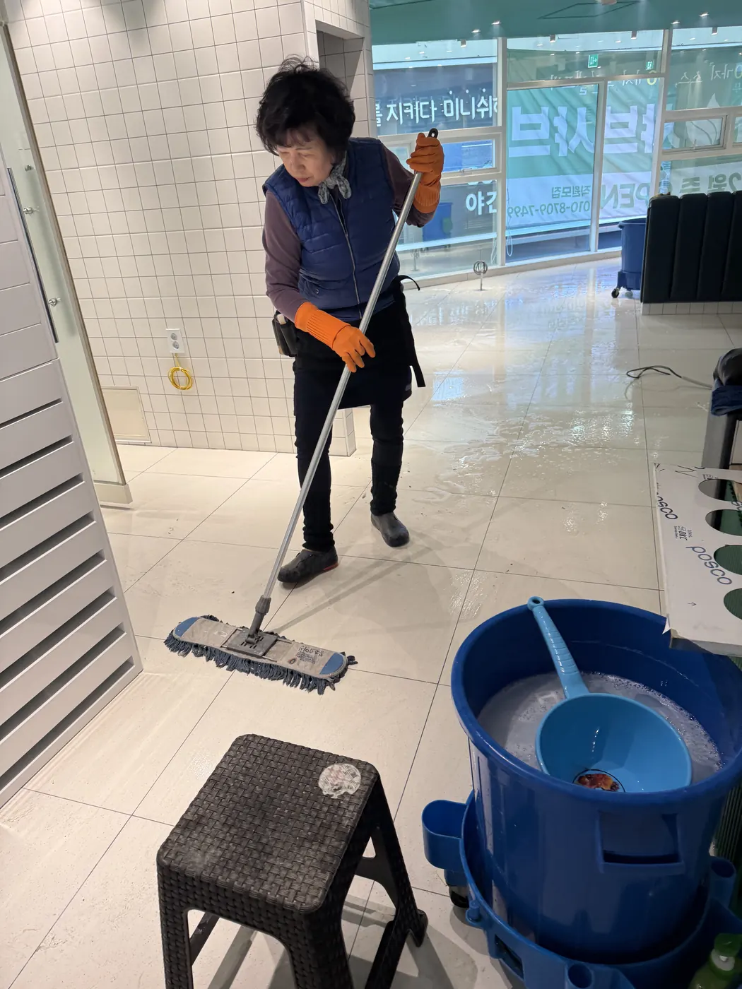 공평동 식당청소 시공 현장 — 바닥 마감 상태