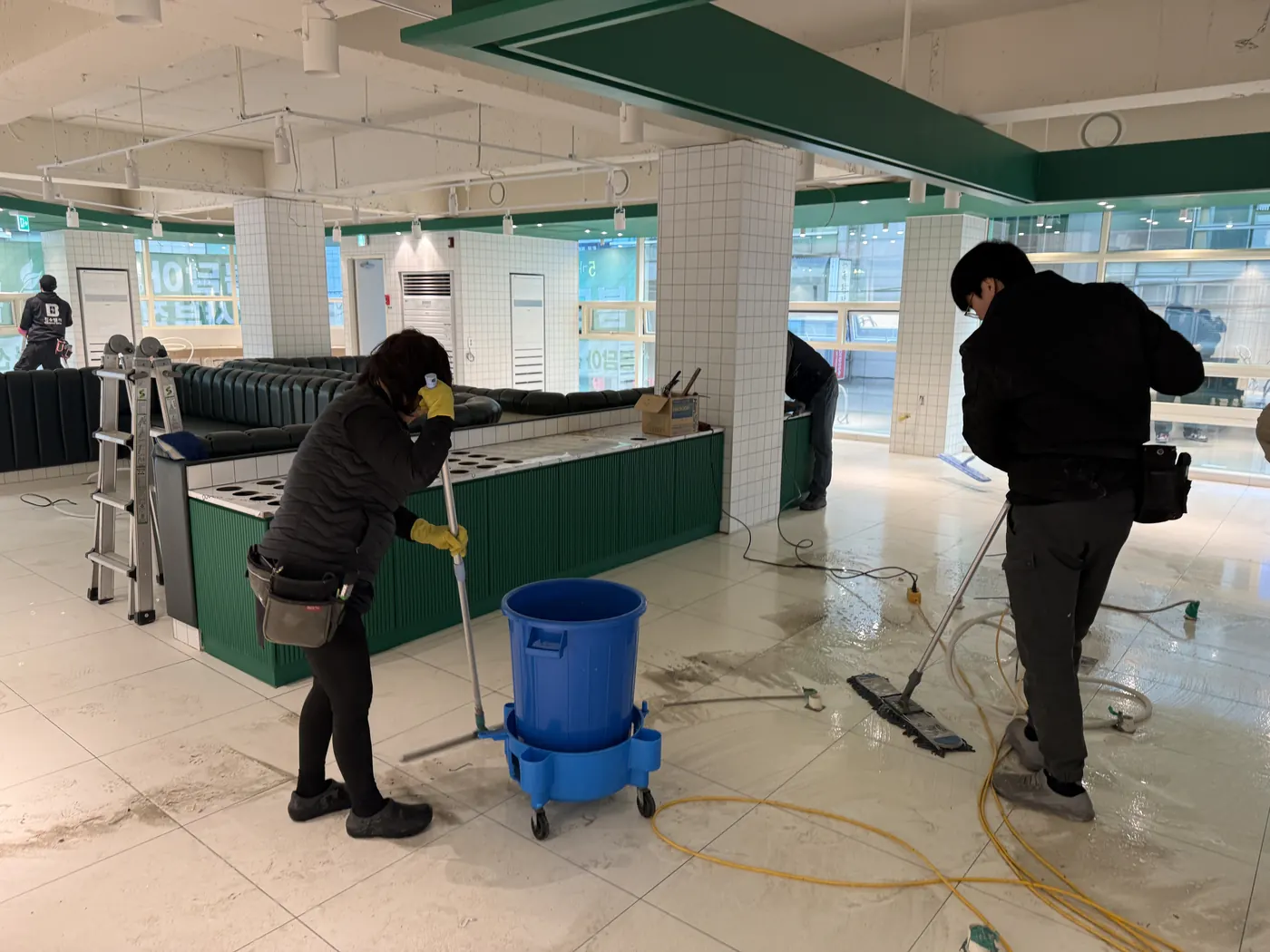 노암동 식당청소 시공 현장 — 주방 바닥 세정