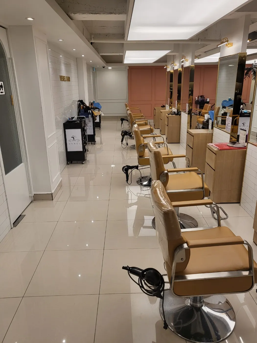 진안군 미용실청소 시공 현장 — 거울·집기 관리