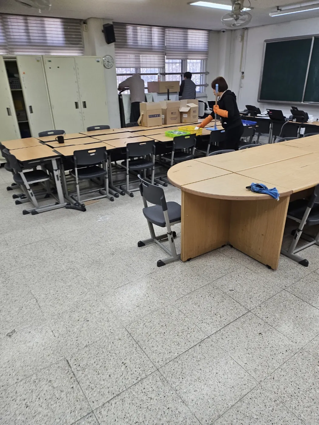 동진면 학교청소 시공 현장 — 교실 마감