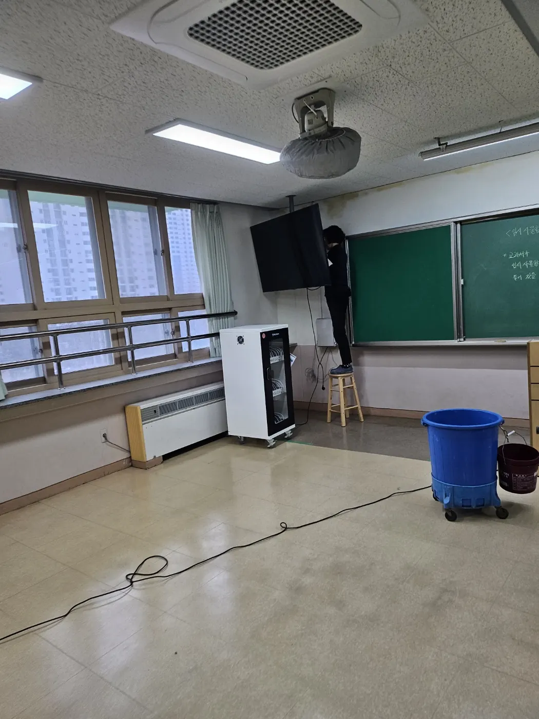 미장동 학교청소 시공 현장 — 교실 마감