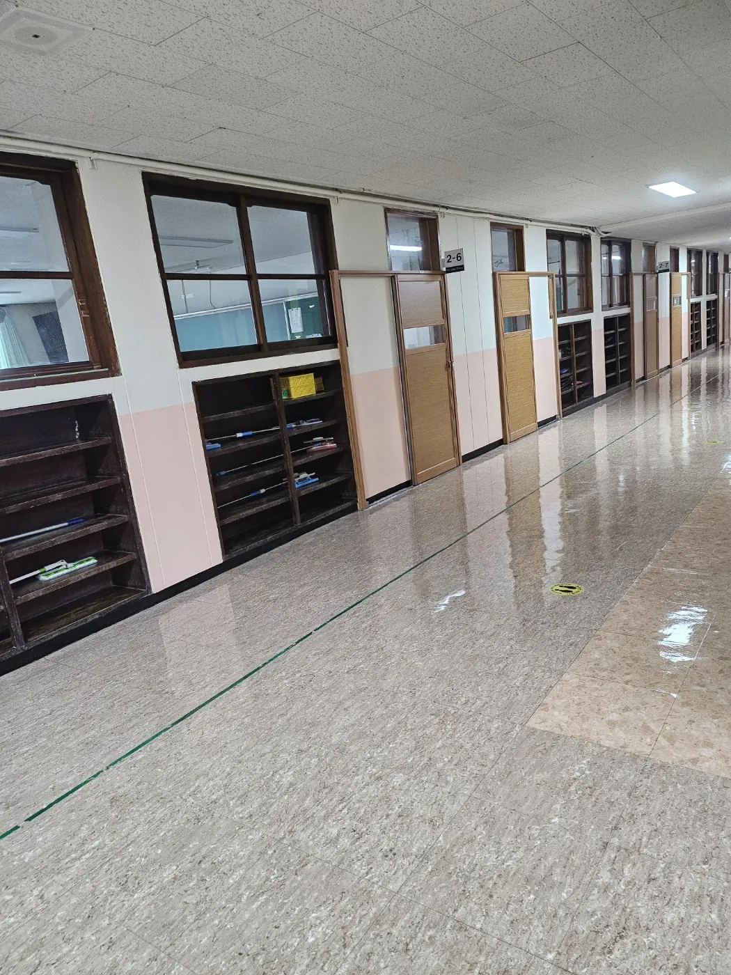 완주군 학교청소 시공 현장 — 통로 정리