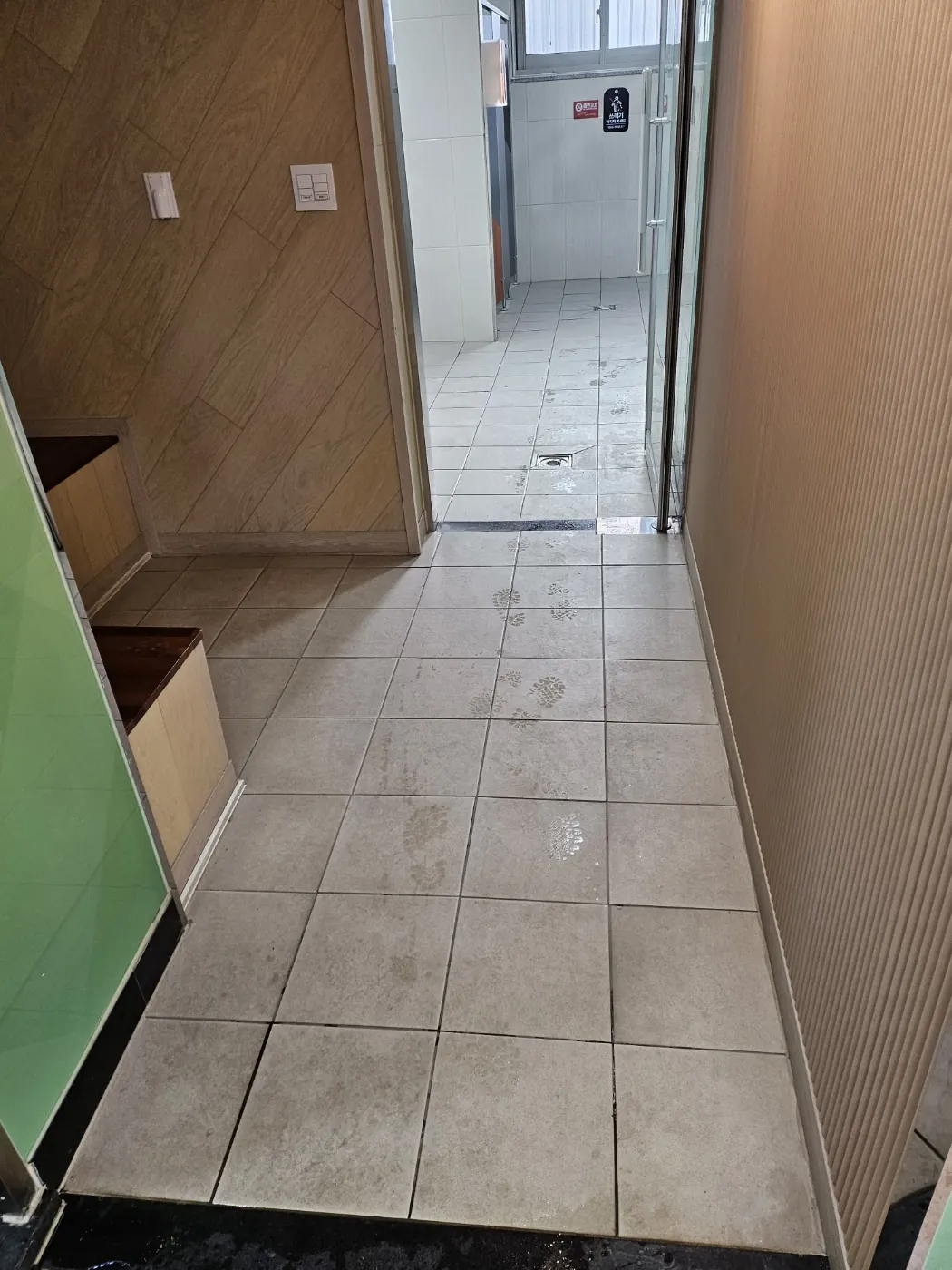 금붕동 학교청소 시공 현장 — 복도 관리