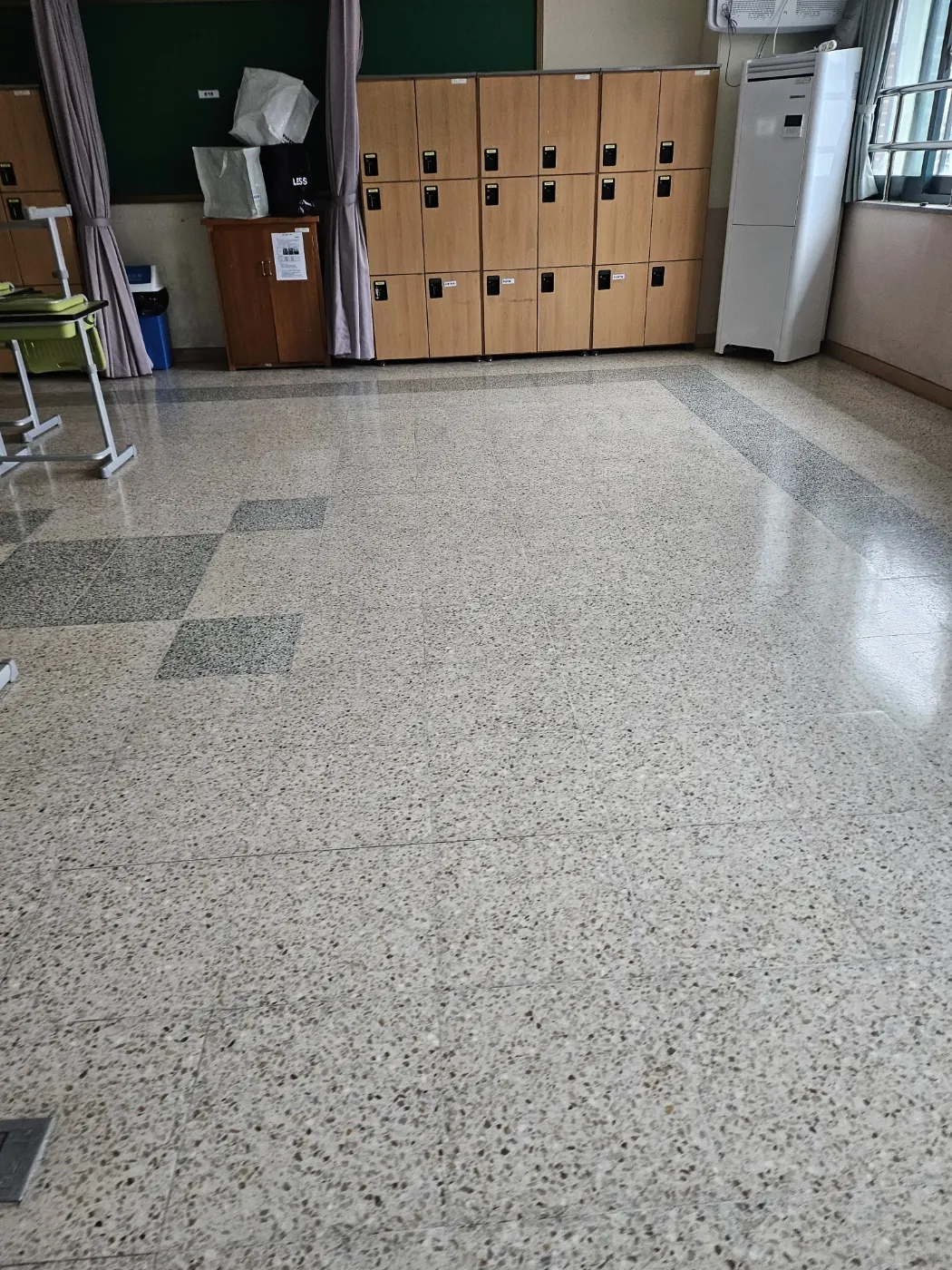 군산시 학교청소 시공 현장 — 통로 정리