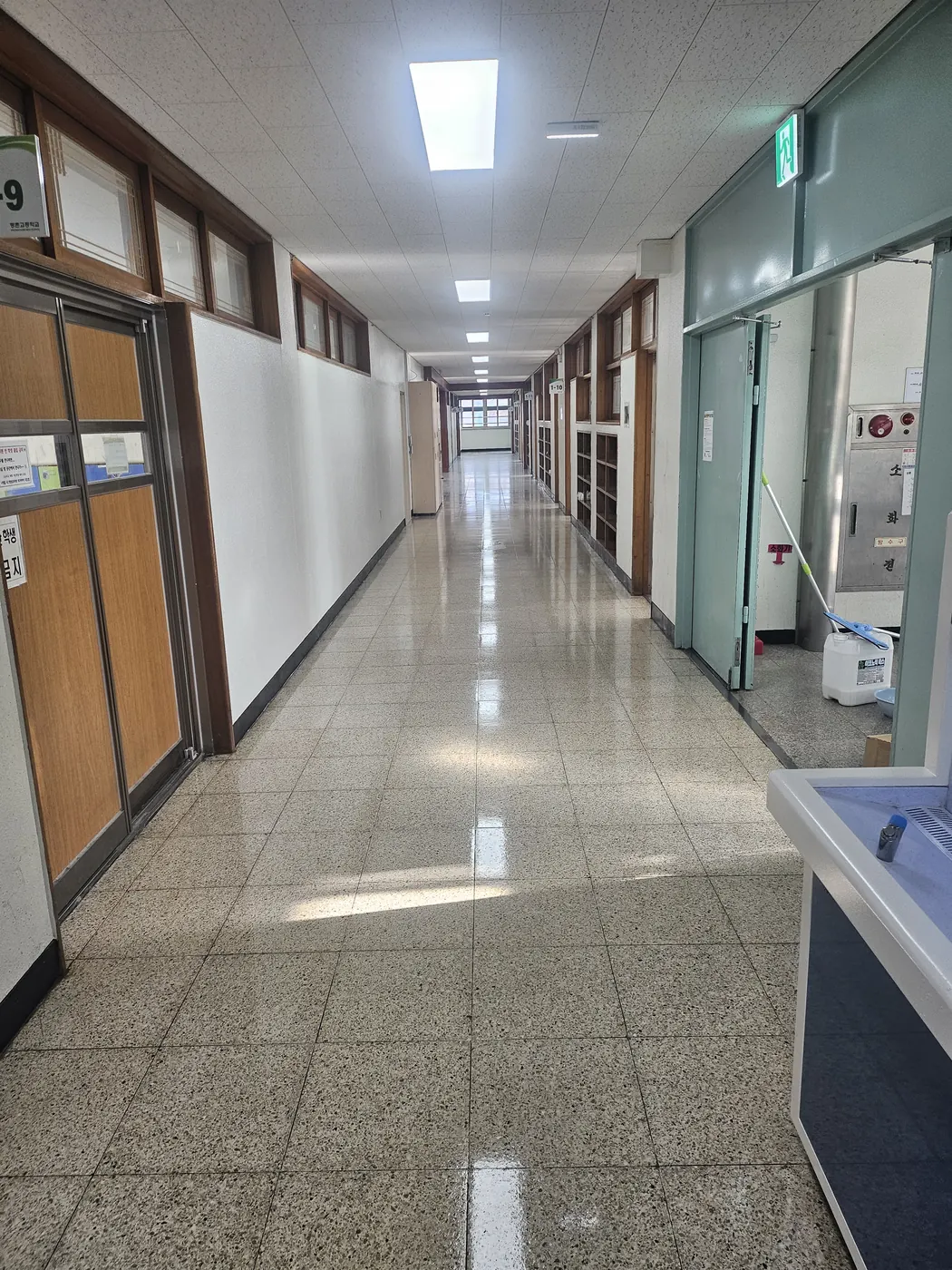 위도면 학교청소 시공 현장 — 복도 관리