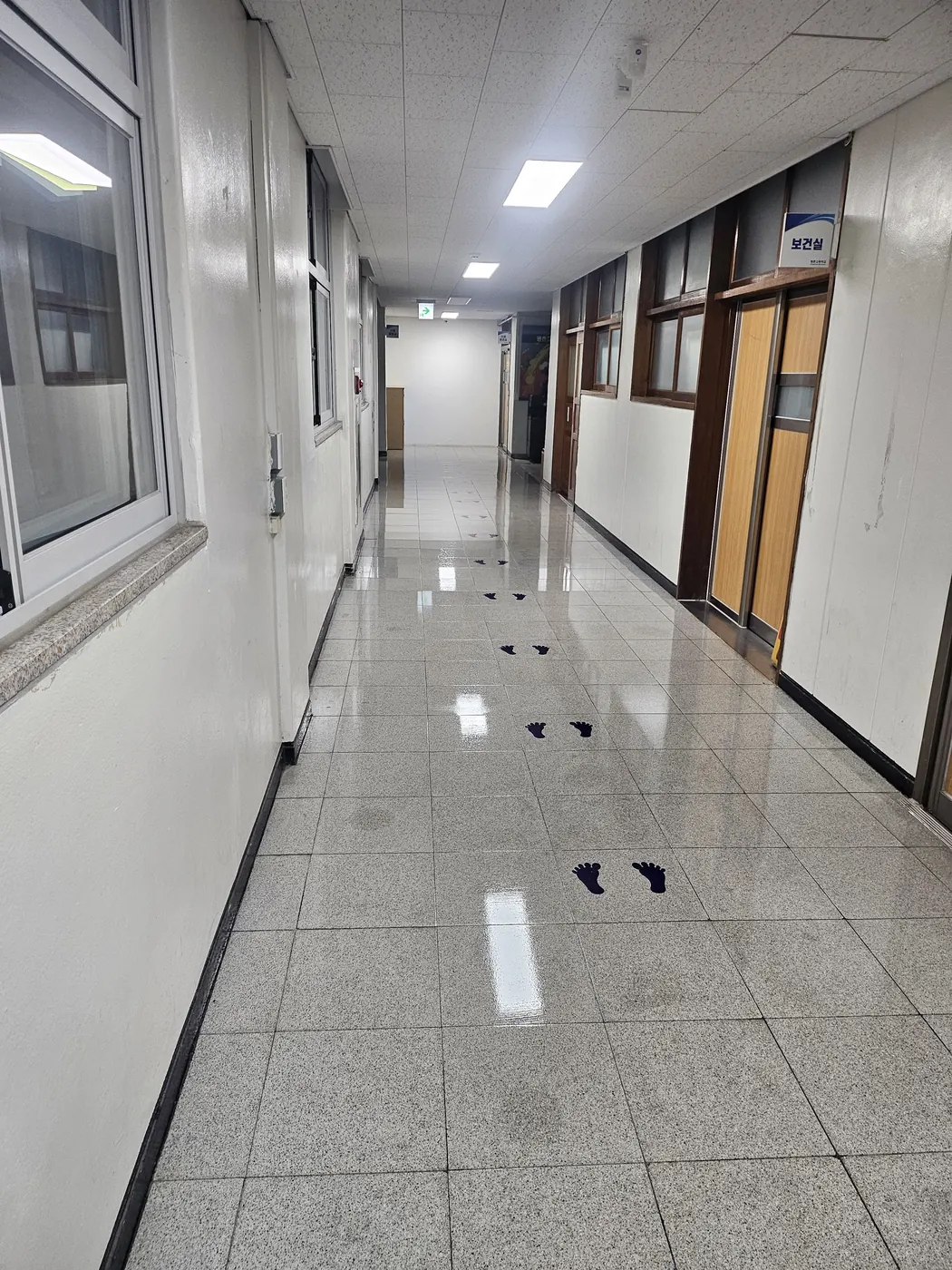 고창군 학교청소 시공 현장 — 복도 관리