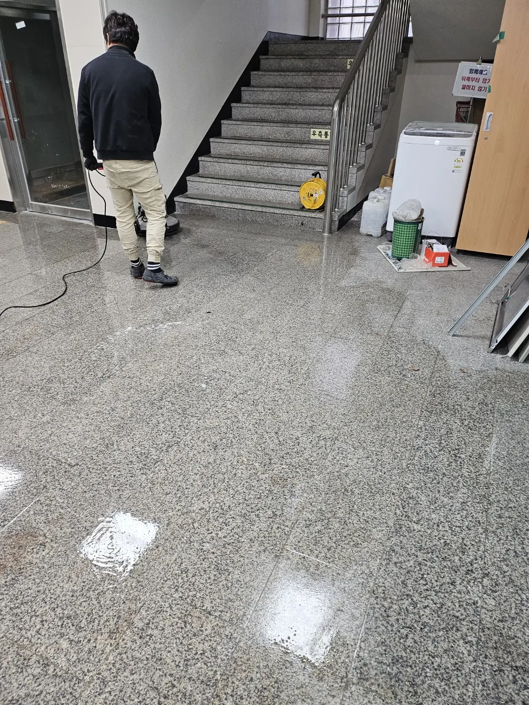 바닥 기계 세정 — 정읍시 학교청소 현장