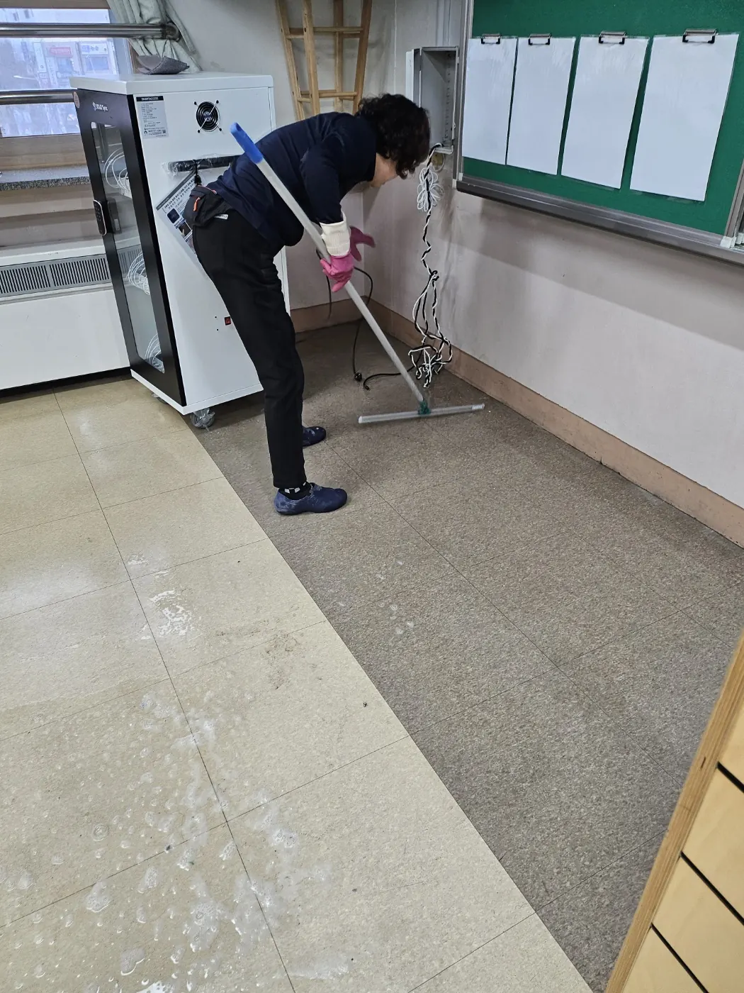 바닥 물걸레 마감 — 흑암동 학교청소 현장