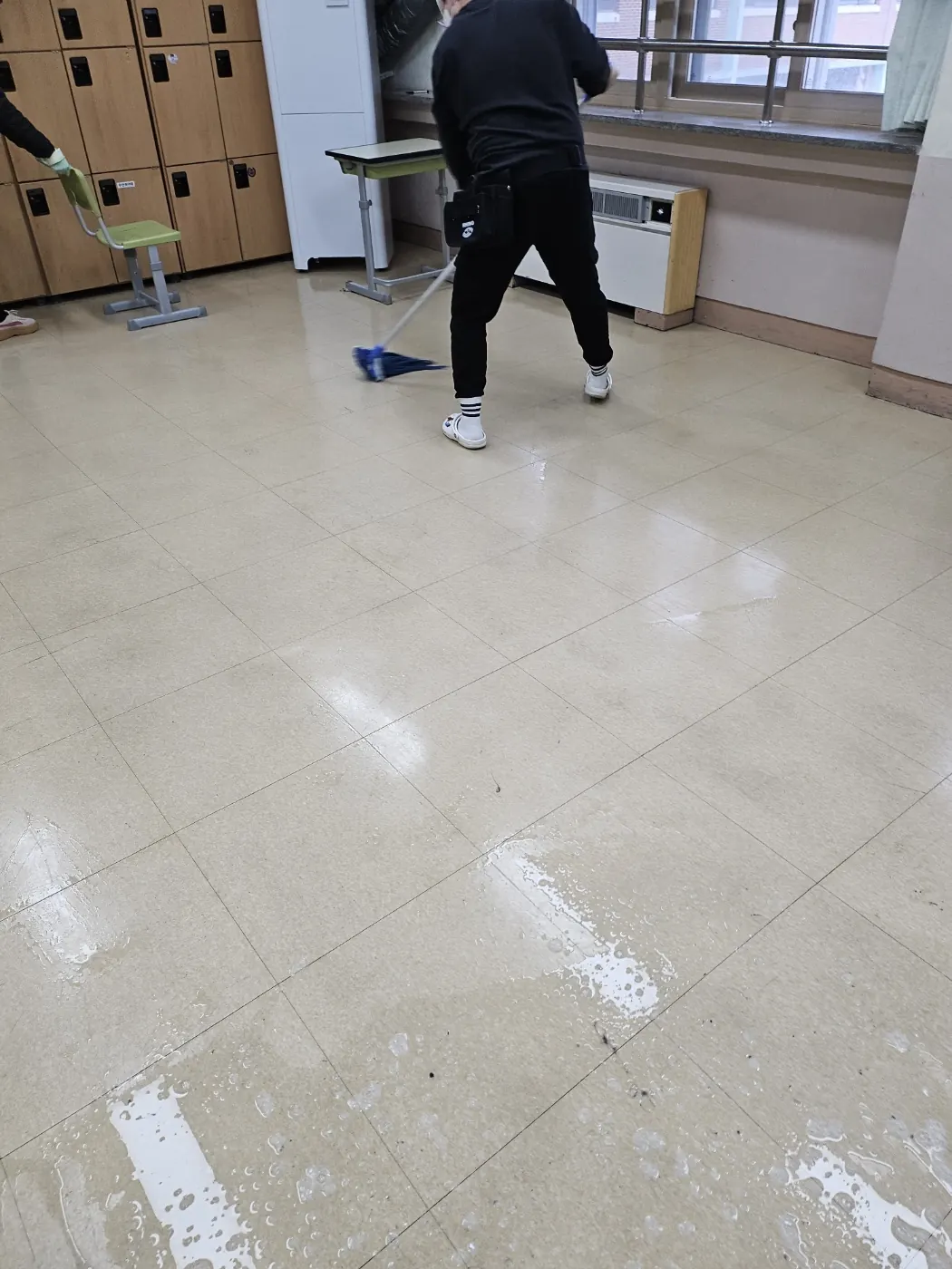 바닥 물걸레 마감 — 고창군 학교청소 현장