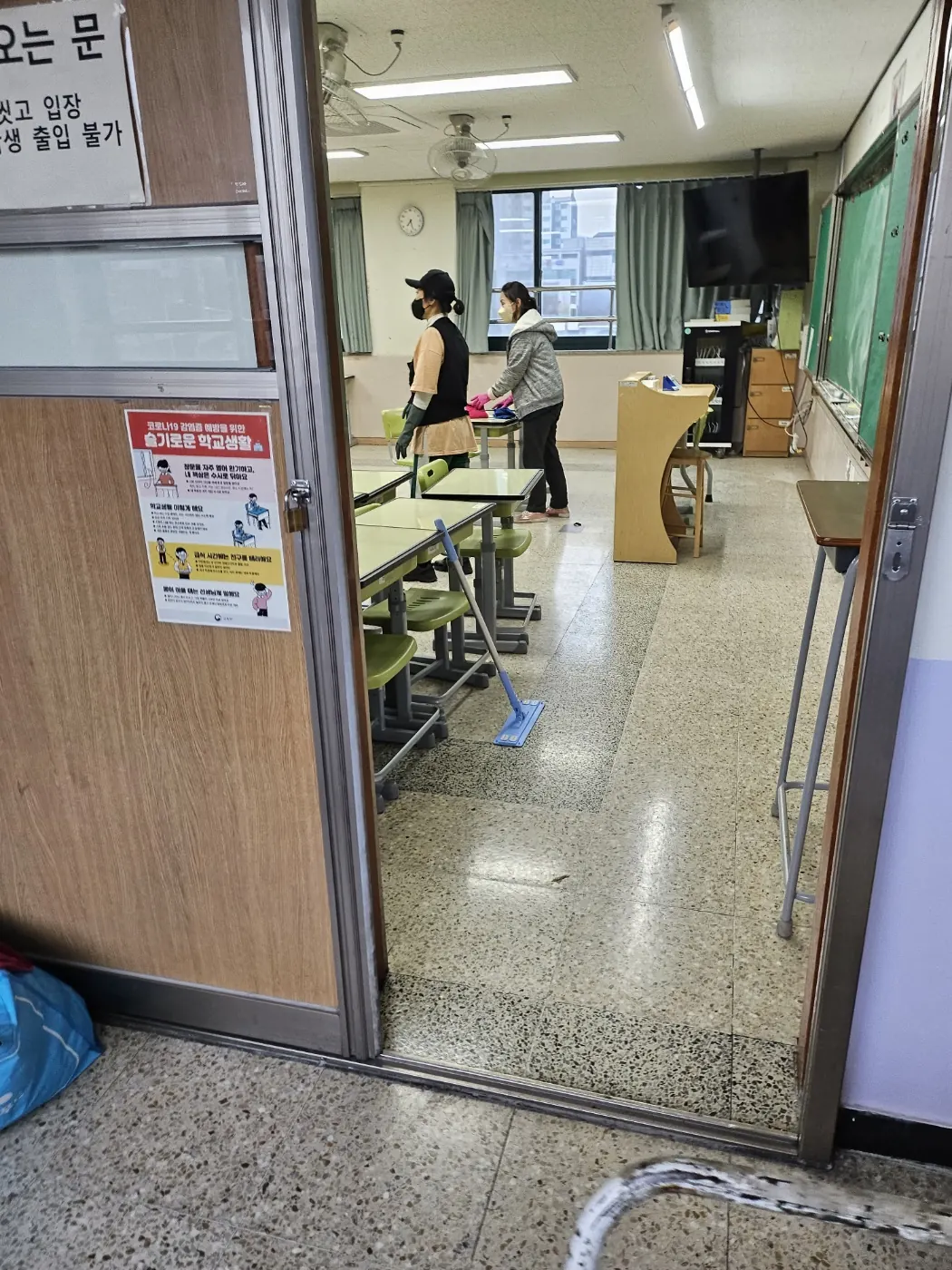 바닥 물걸레 마감 — 완주군 학교청소 현장
