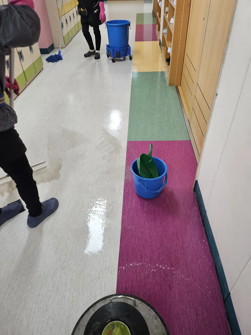 바닥 물걸레 마감 — 완주군 학교청소 현장