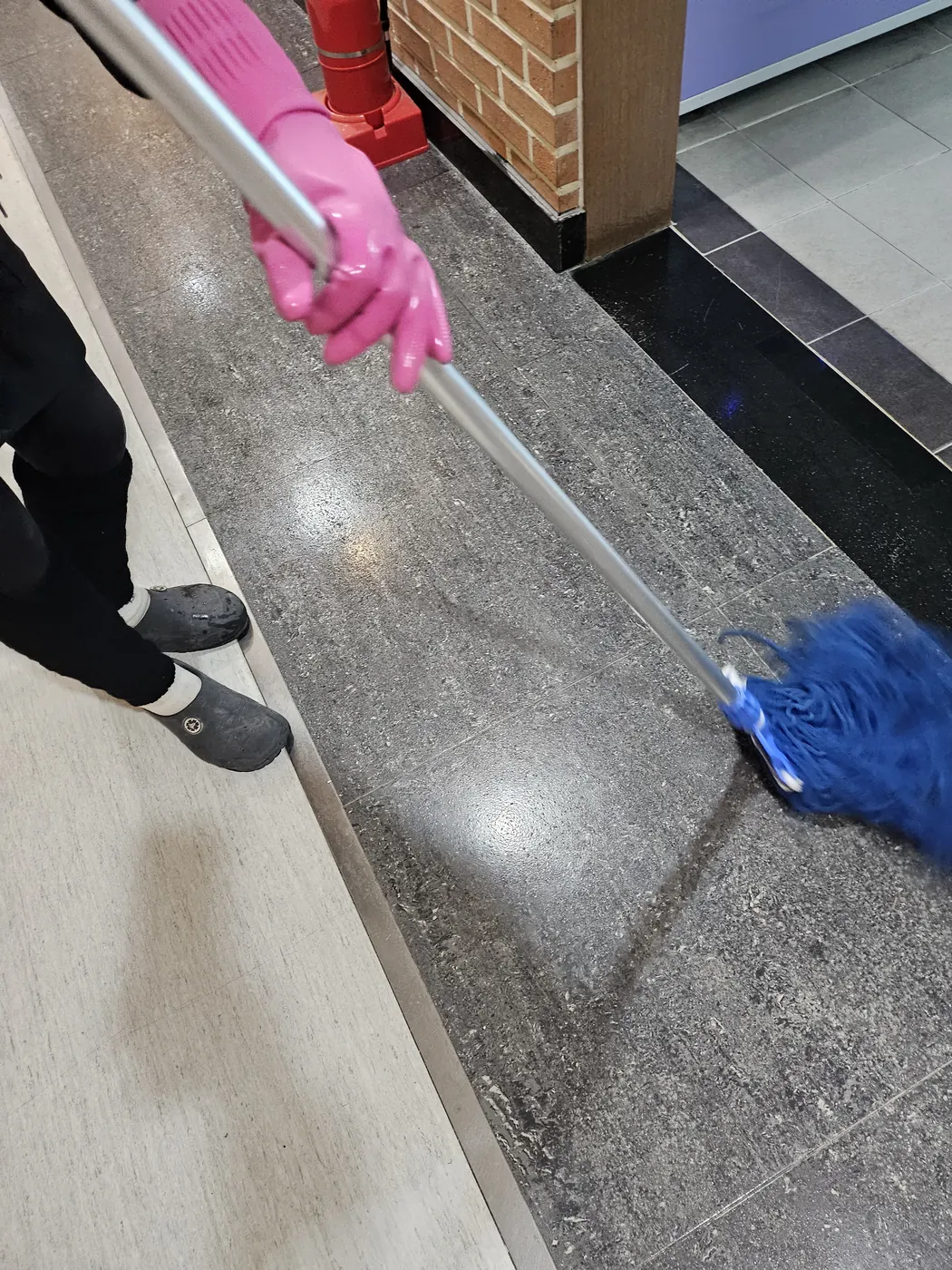 바닥 물걸레 마감 — 군산시 학교청소 현장